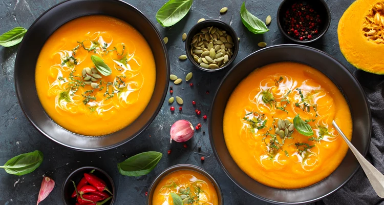 Herzhaft herbstliche Kürbiscremesuppe mit geröstetem Brot